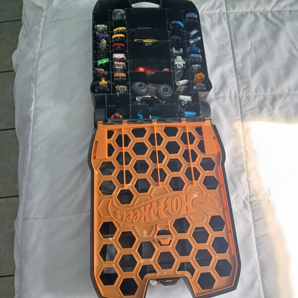 Hot Wheels Mattel Lot 36 Cars w/ Carrying Case Holds 100 Cars - Picture 4 of 16